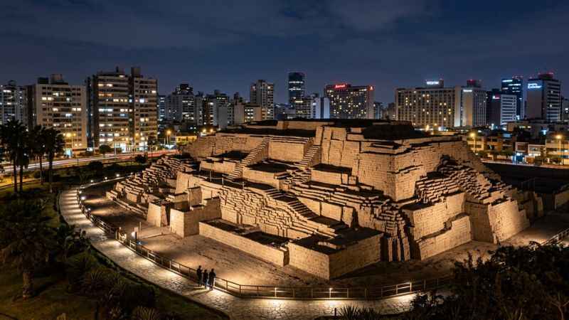 Floodlit ruins of the pre-Inca Huaca Pucllana pyramid in Miraflores, Lima.